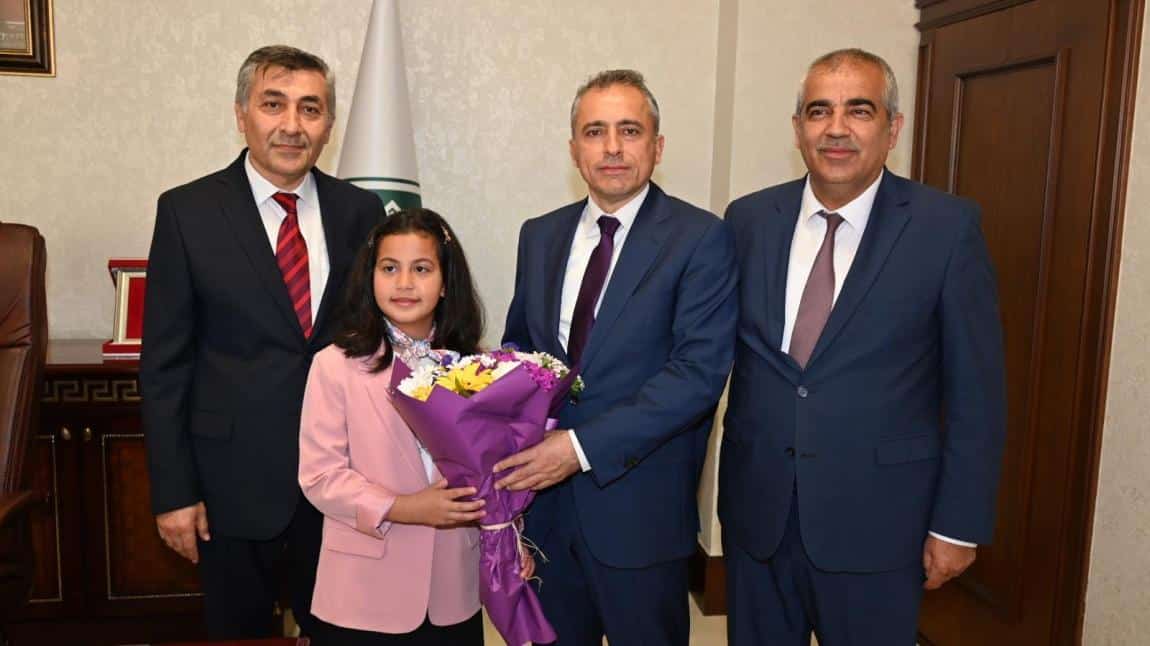 Osmaniye Belediye Başkanımız Sn. İbrahim Çenet, 23 Nisan Ulusal Egemenlik ve Çocuk Bayramı dolayısı ile makamını temsili olarak okulumuzun 4.sınıf öğrencisi Elif İnci AYAS'a bıraktı.