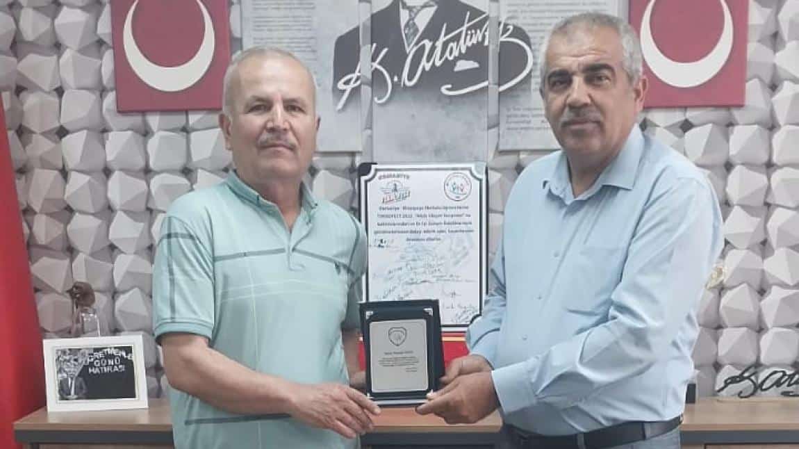 Okulumuz çalışanı Mustafa Bilik emekli oldu. Okulumuz için verdiği emeklerden dolayı teşekkür ederiz